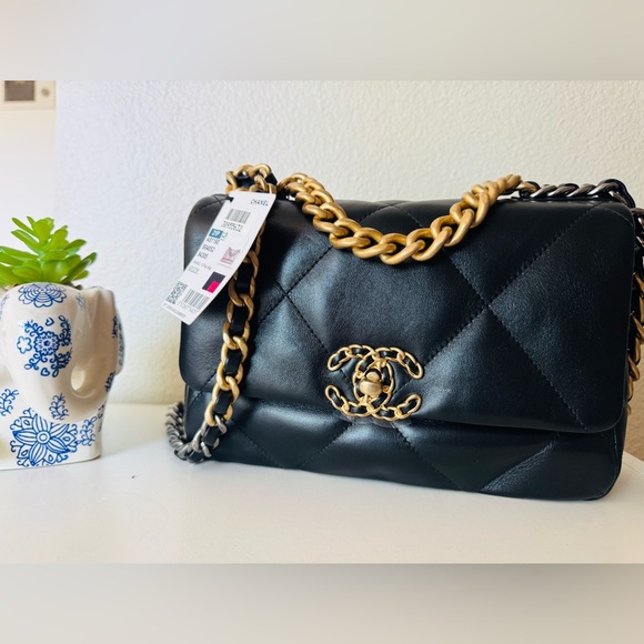 Chanel Black Quilted Leather Bag - Picture 1 of 17